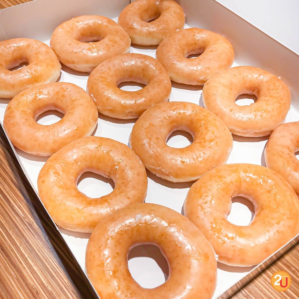 โปร ฯ ดี ๆ จาก Krispy Kreme ทุกวันจันทร์ซื้อ 1 แถม 1 ไปเลยค่า แต่ดีลดี ๆ แบบนี้คุณลูกเพจต้องไปซื้อที่สาขาเซ็นทรัลเวิลด์เท่านั้นนะคะ