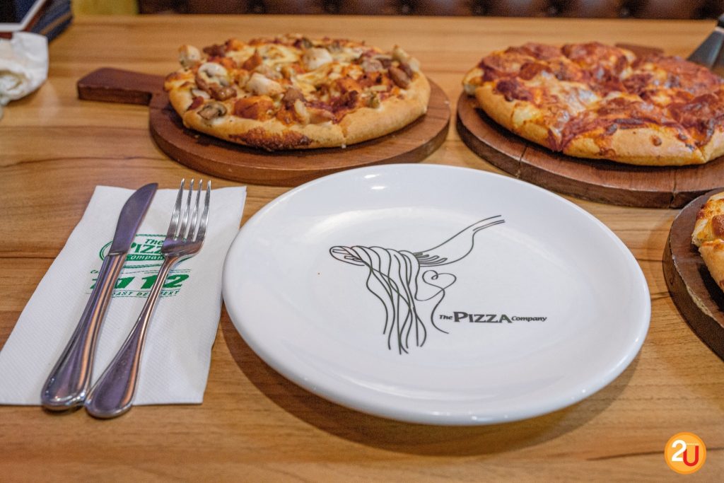 plate and pizza